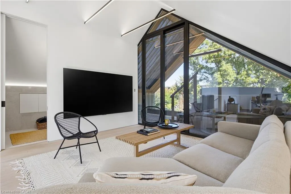 32 Ahrens Street W