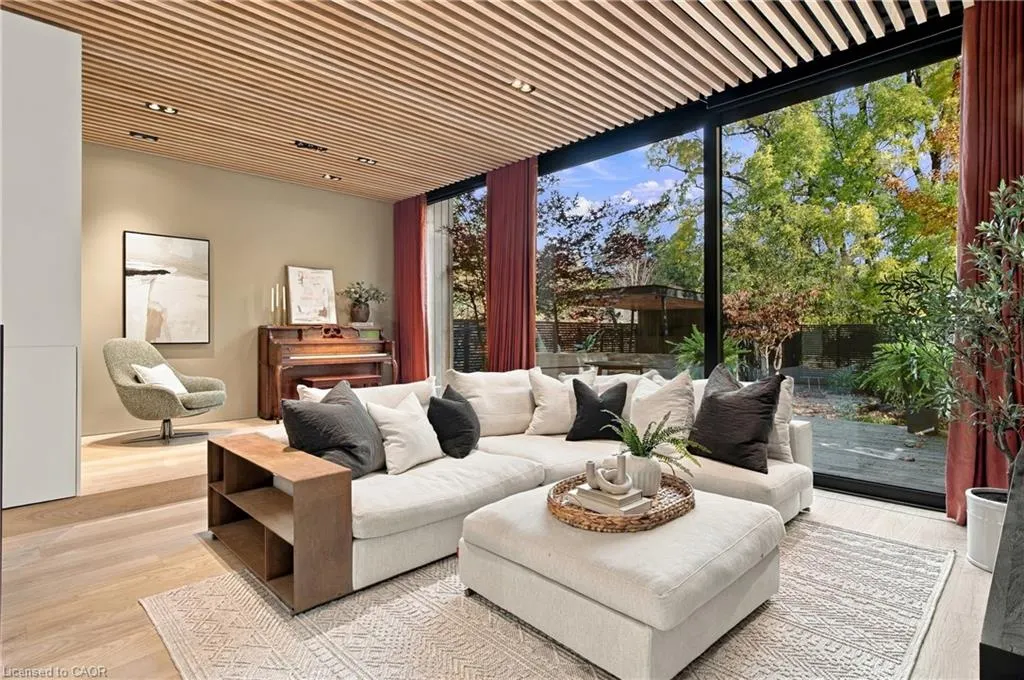 32 Ahrens Street W