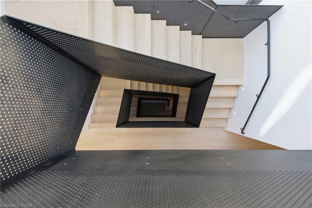 32 Ahrens Street W
