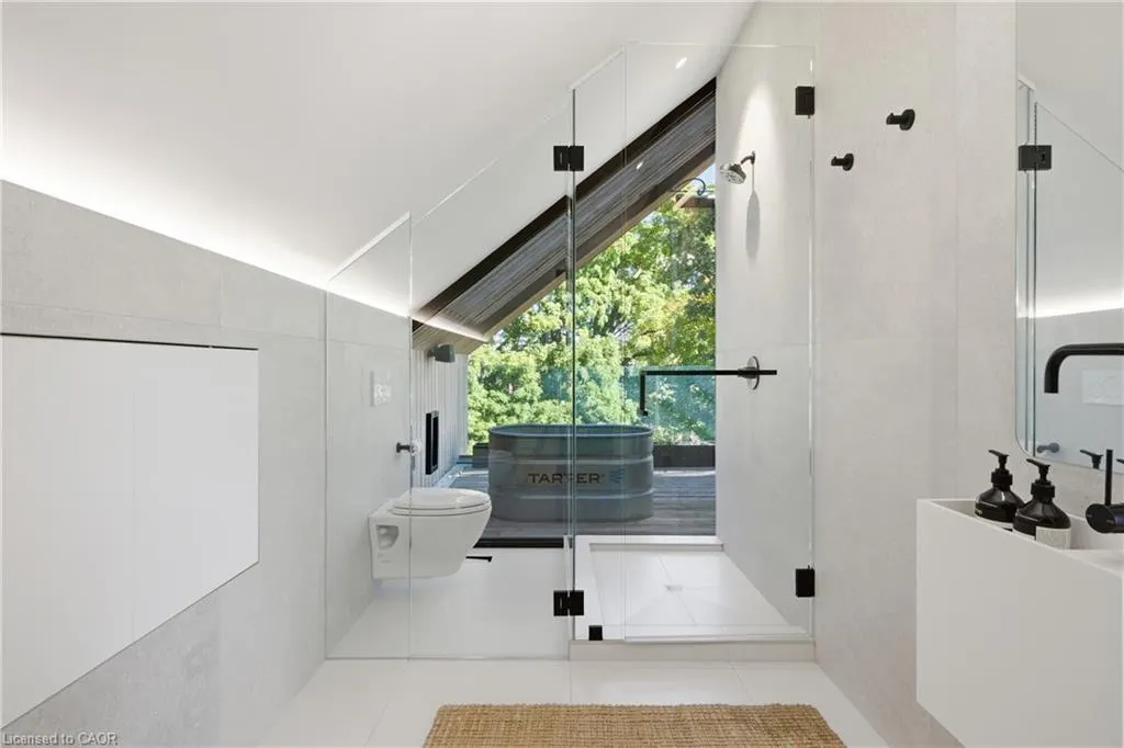 32 Ahrens Street W