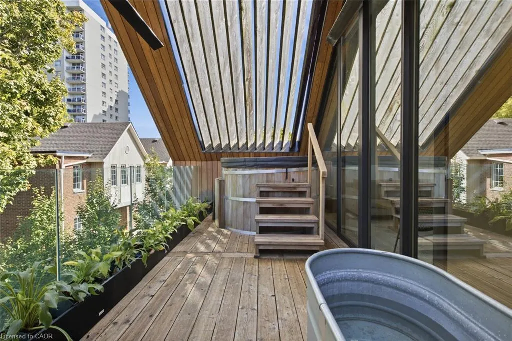 32 Ahrens Street W