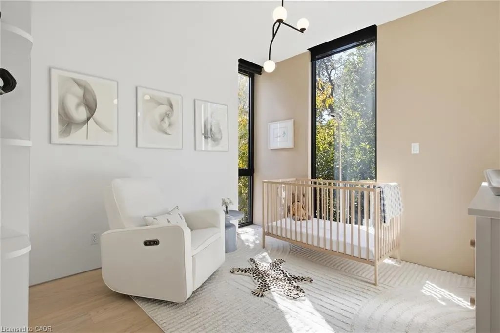 32 Ahrens Street W
