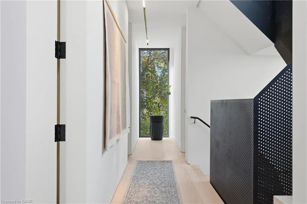 32 Ahrens Street W