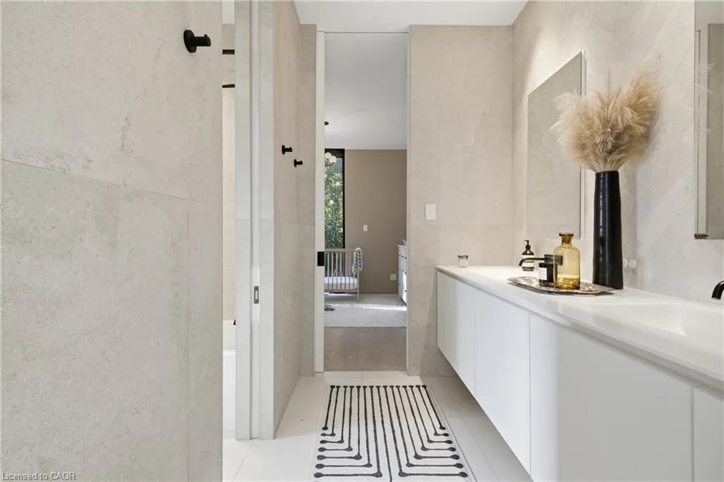 32 Ahrens Street W