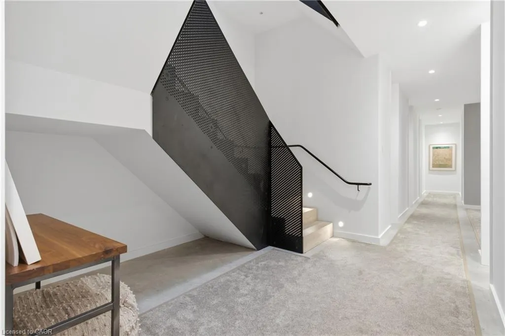 32 Ahrens Street W