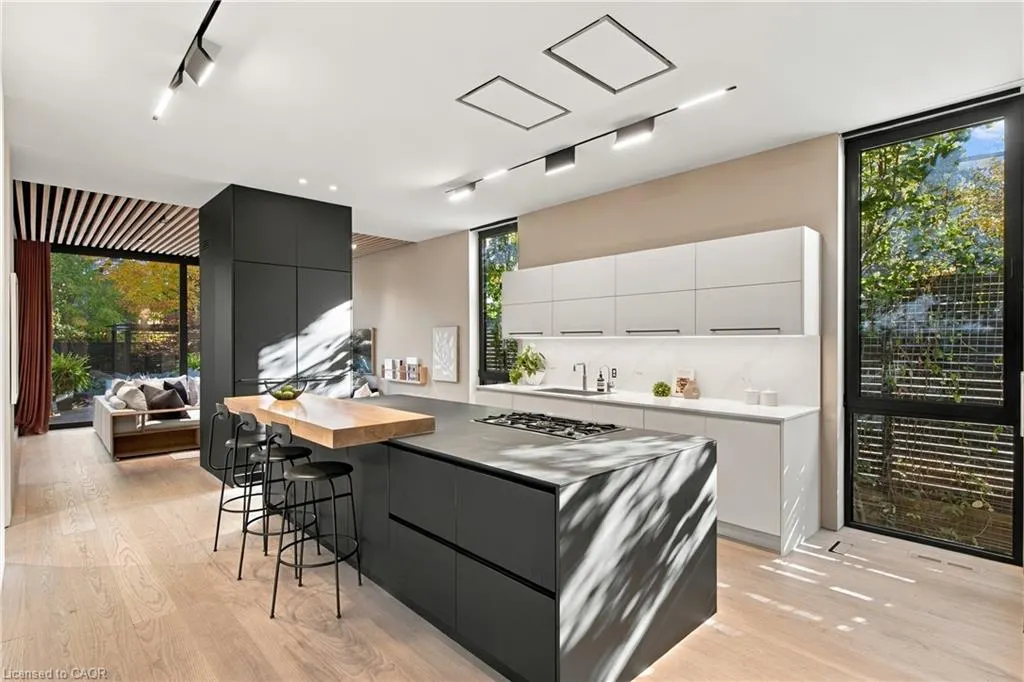 32 Ahrens Street W