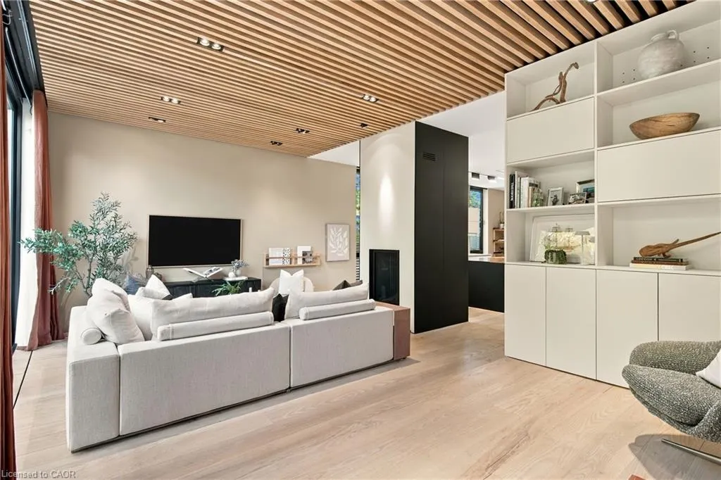 32 Ahrens Street W