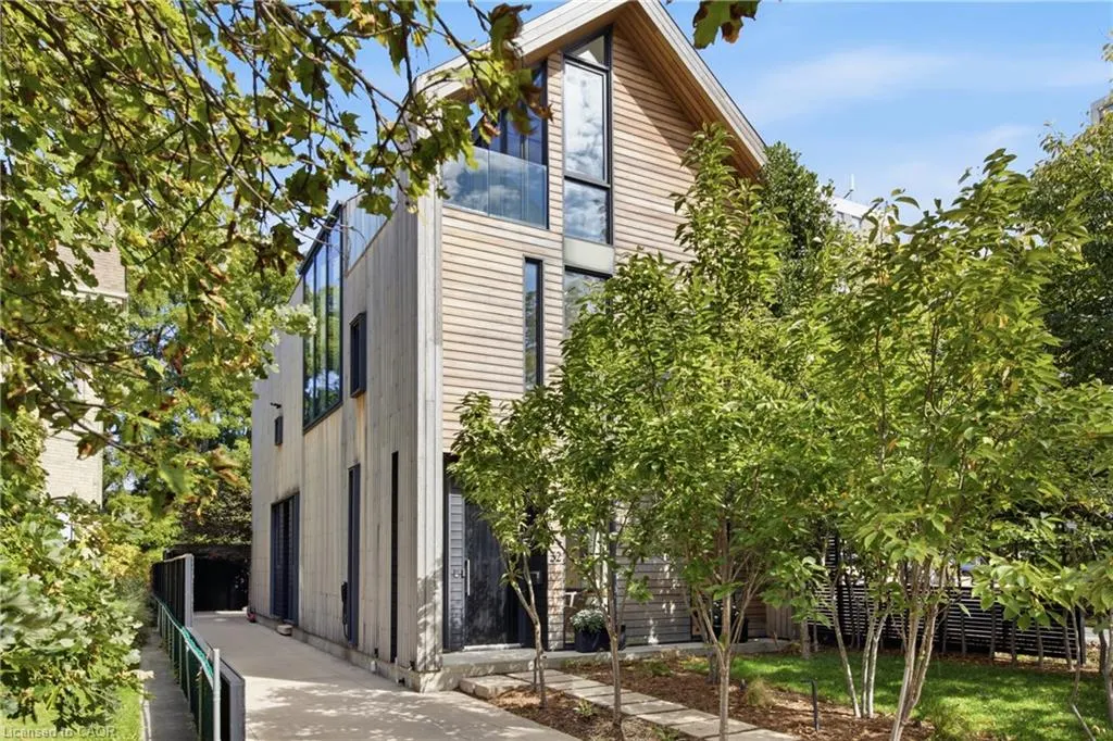 32 Ahrens Street W
