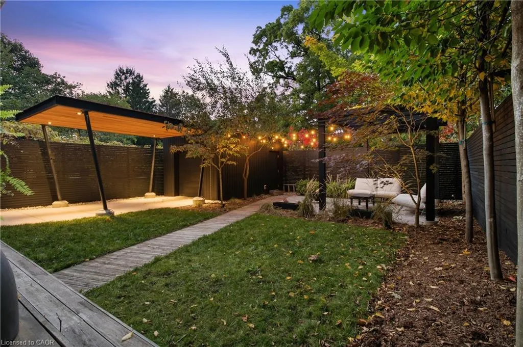 32 Ahrens Street W