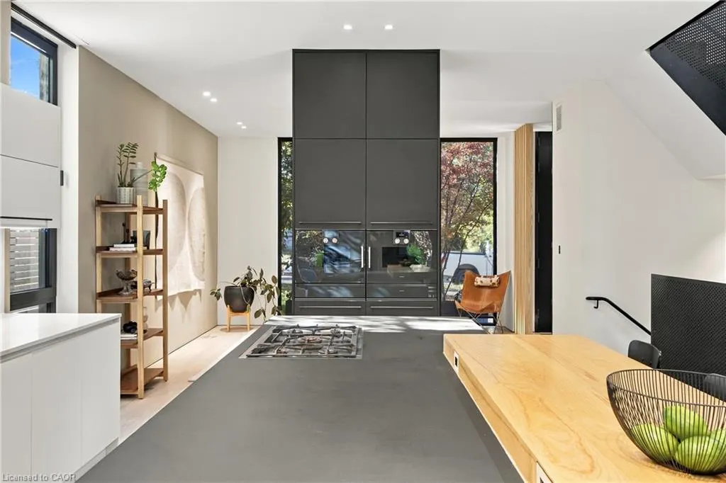 32 Ahrens Street W