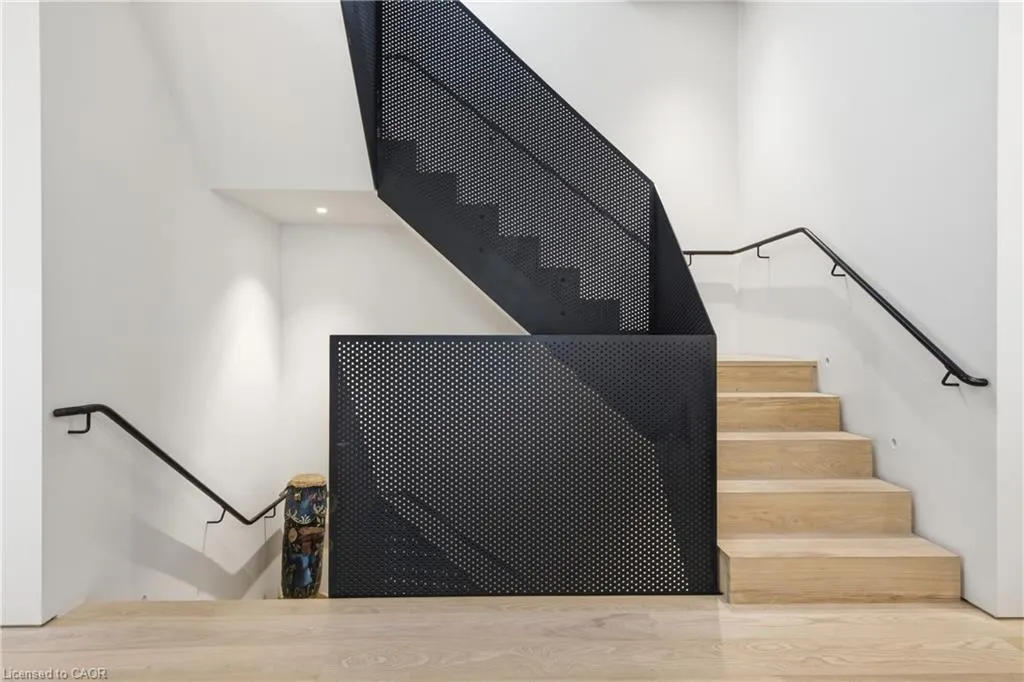 32 Ahrens Street W