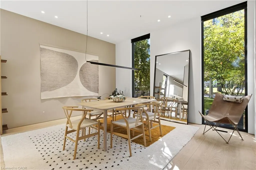 32 Ahrens Street W