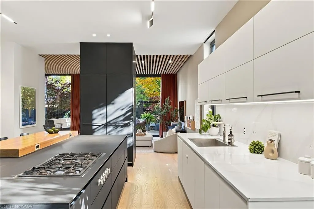 32 Ahrens Street W