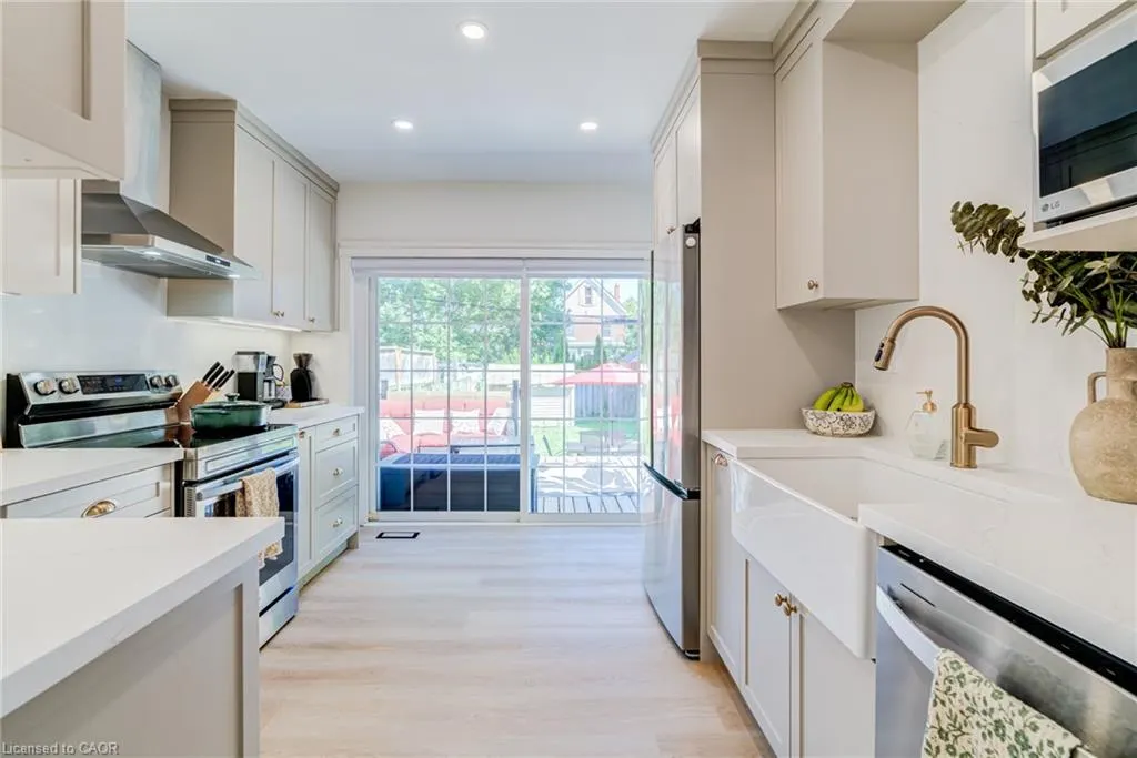 175 Rosslyn Avenue S