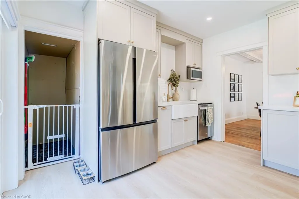175 Rosslyn Avenue S