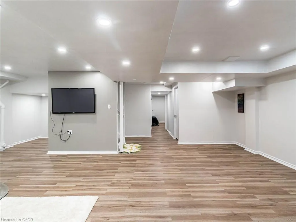 350 Lakebreeze Drive #8