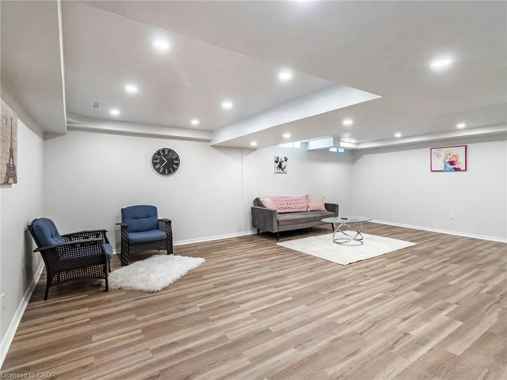 350 Lakebreeze Drive #8