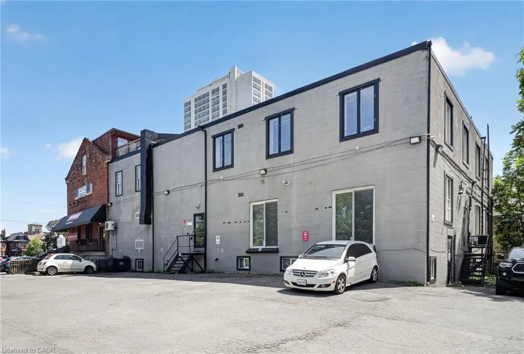 15 Wellington Street N #201