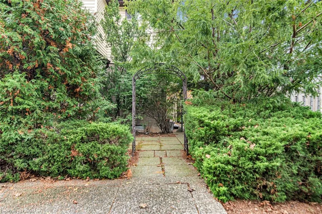 160 Birchcliffe Crescent