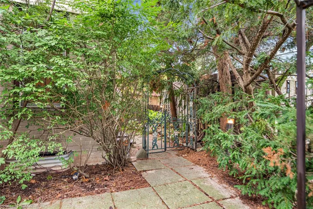 160 Birchcliffe Crescent
