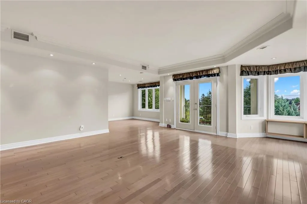 10 Bay Street E #307