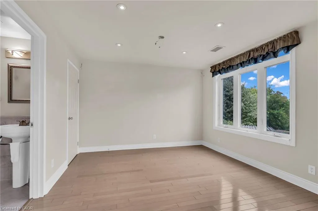 10 Bay Street E #307