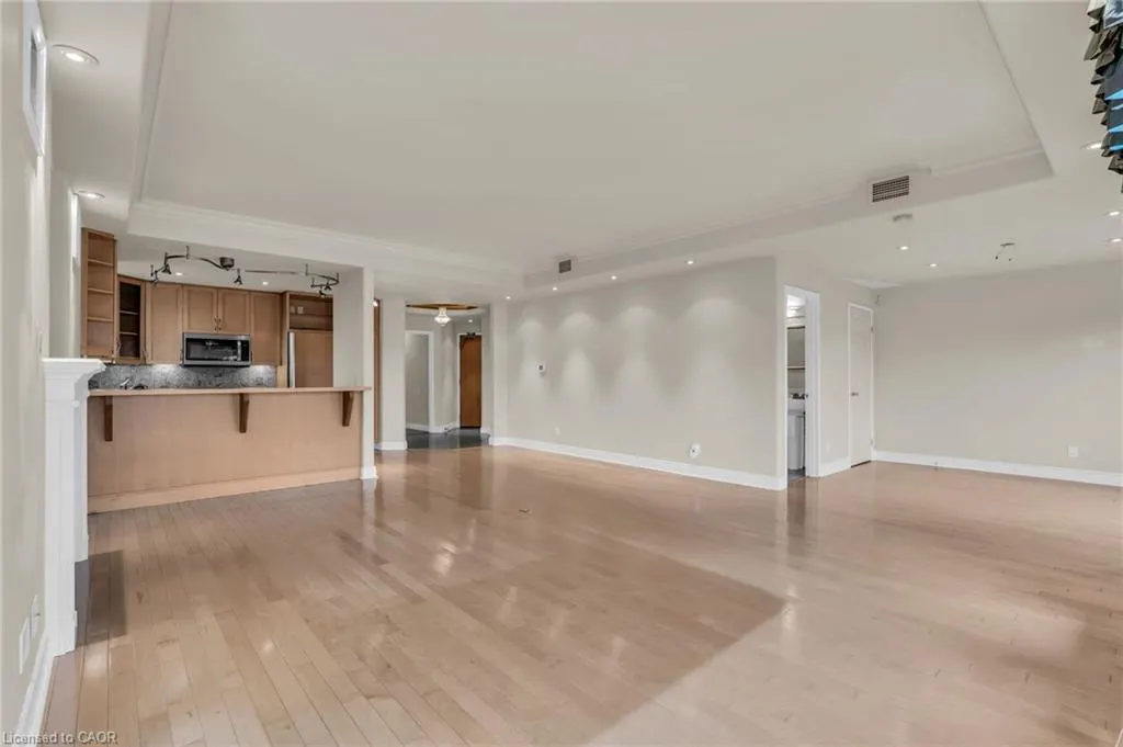 10 Bay Street E #307