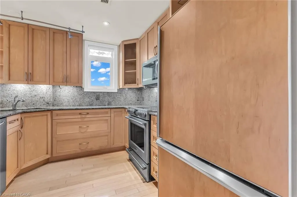 10 Bay Street E #307