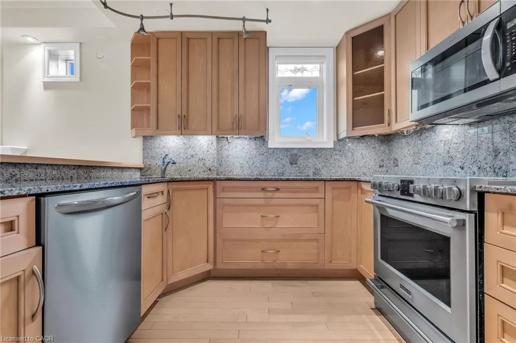 10 Bay Street E #307