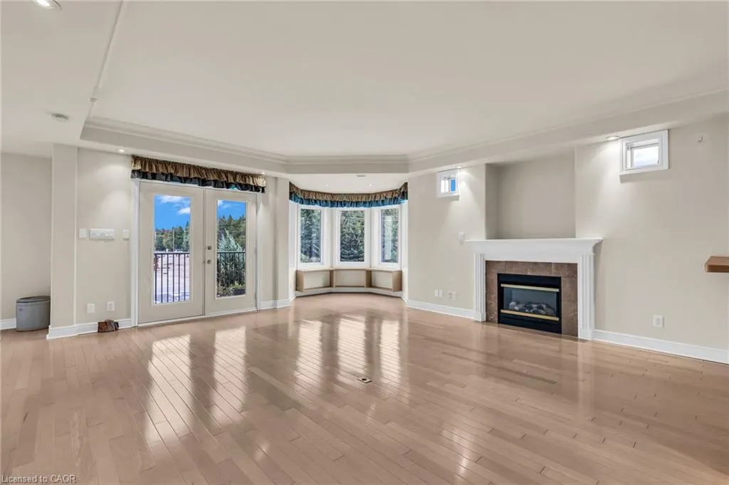 10 Bay Street E #307