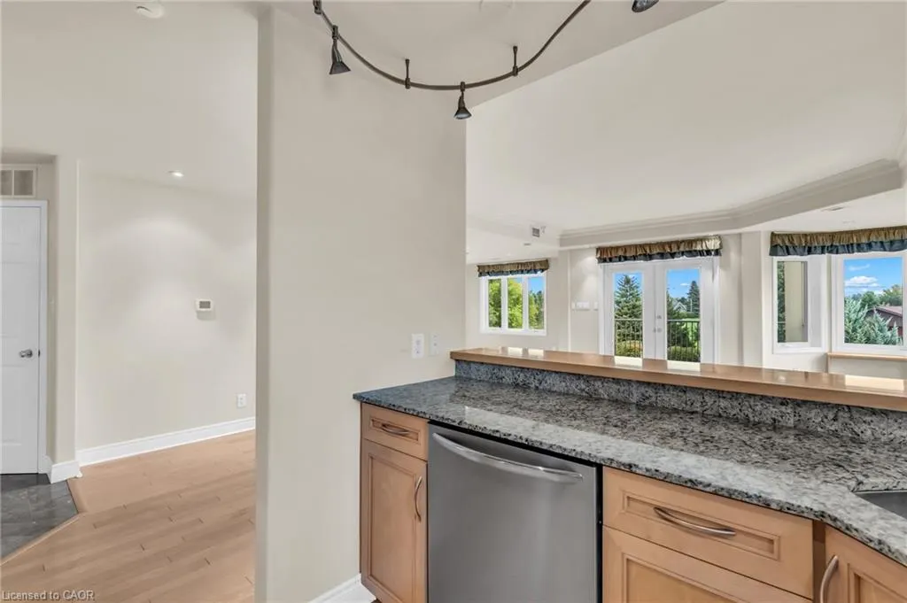10 Bay Street E #307
