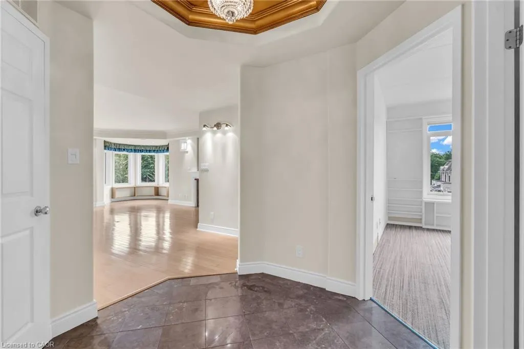 10 Bay Street E #307