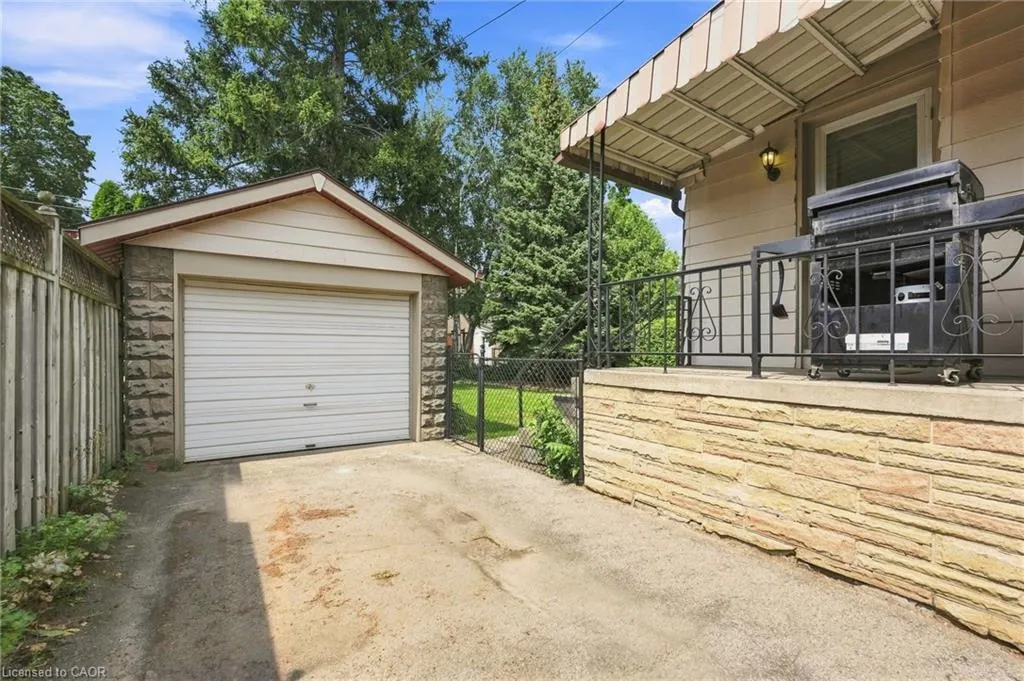 96 Huxley Avenue S