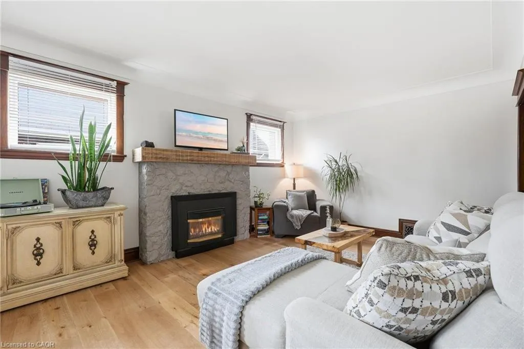 96 Huxley Avenue S