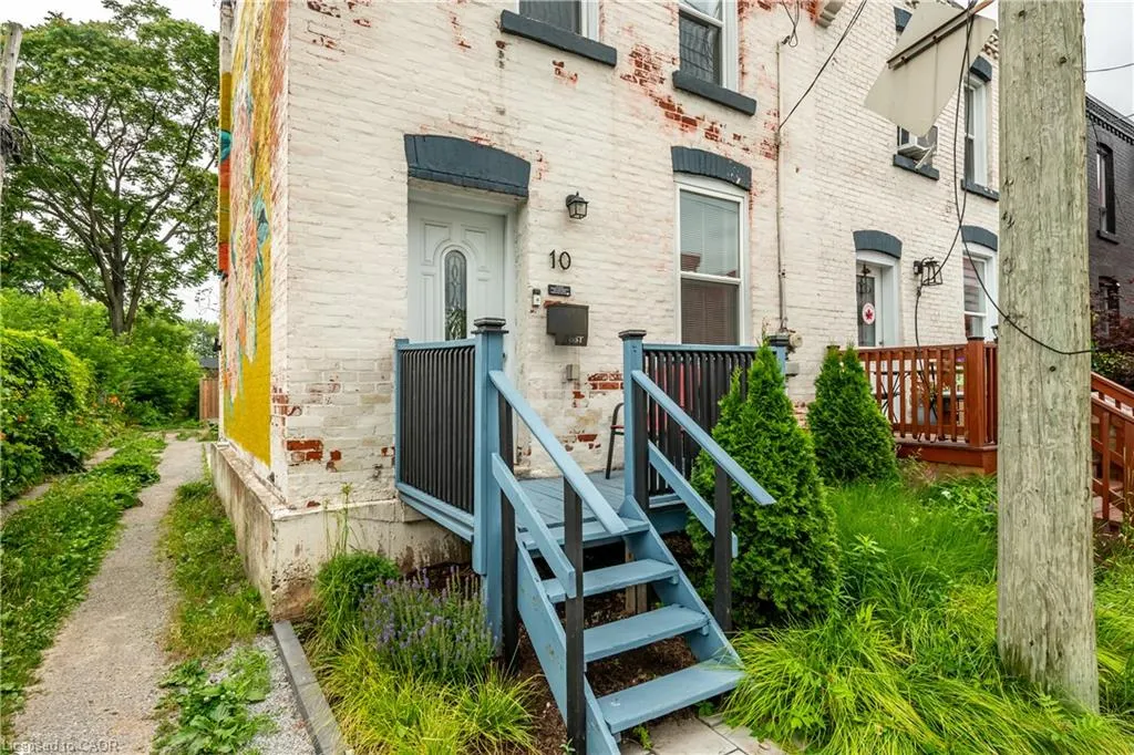 10 Douglas Avenue