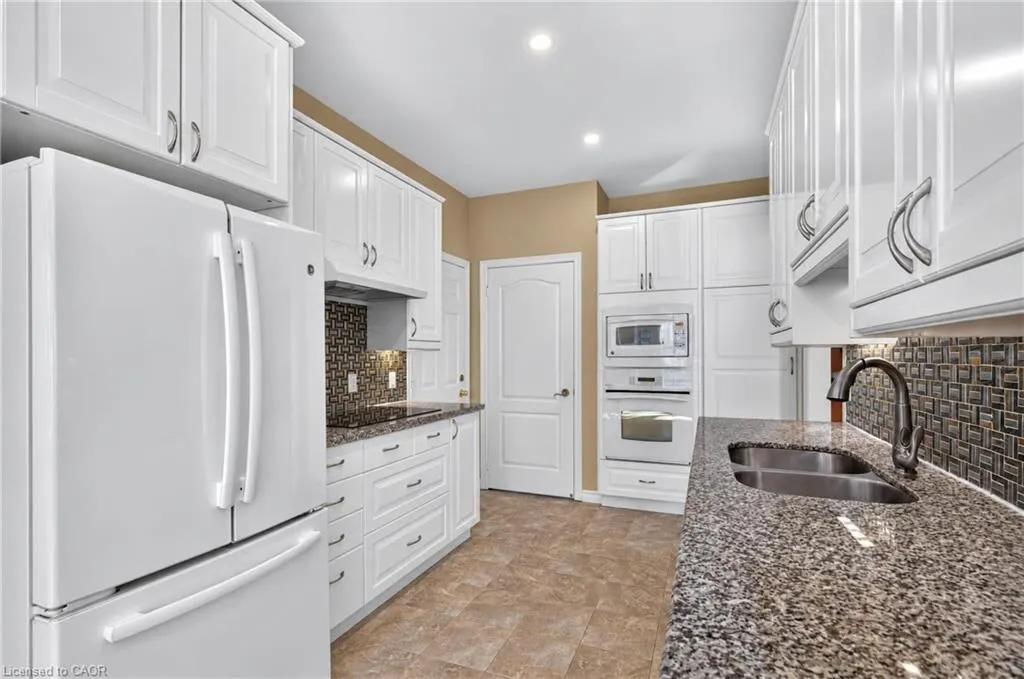 258 Silverbirch Boulevard
