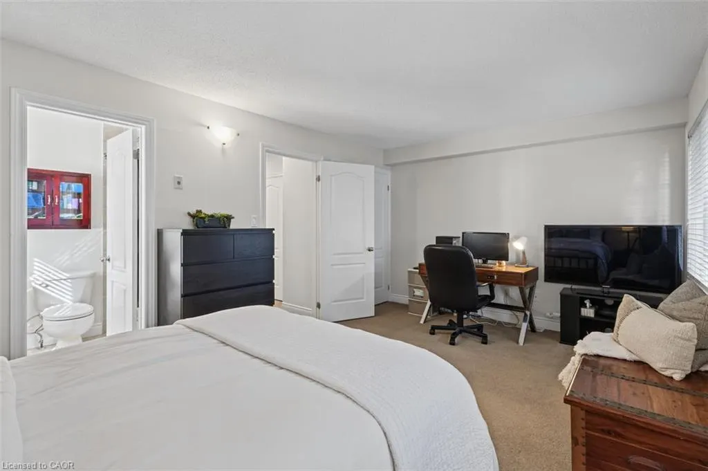 2090 Bates Common
