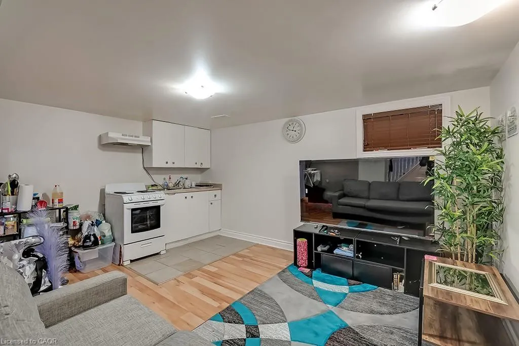 65 Kenilworth Avenue S