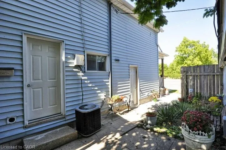 352 Dundas Street #4