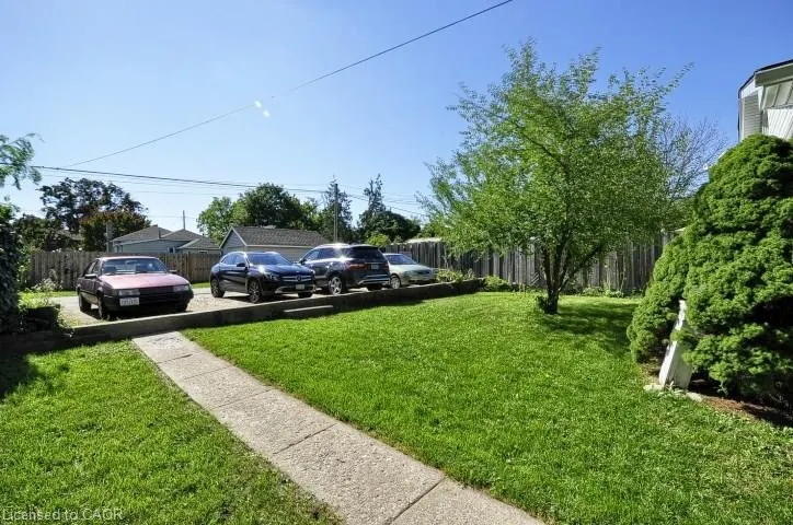 352 Dundas Street #4