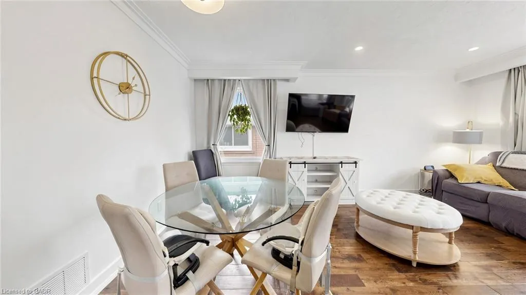 33 Neapolitan Drive