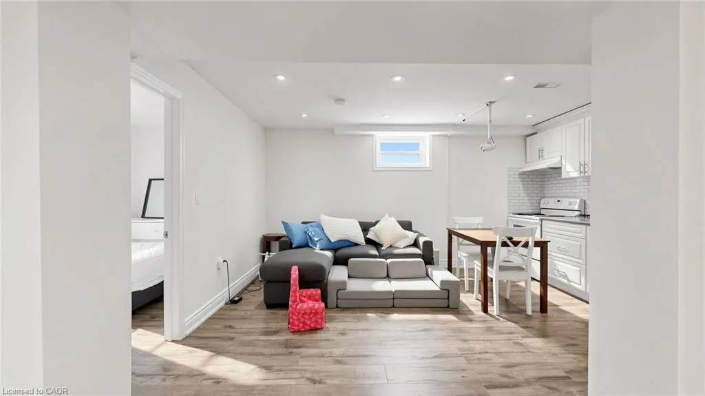 33 Neapolitan Drive