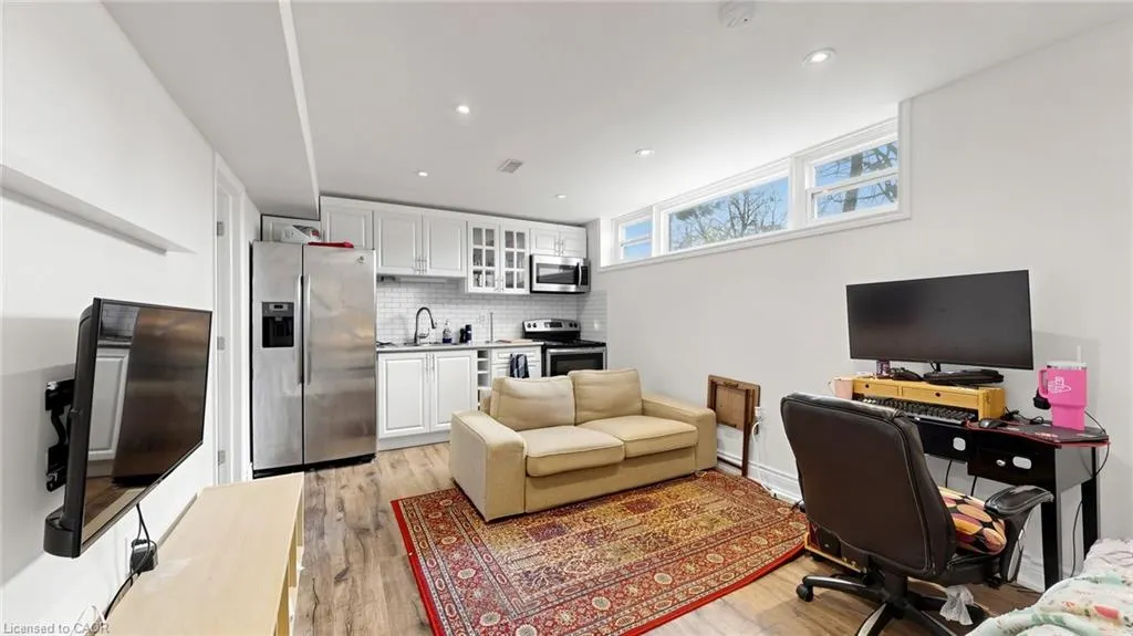 33 Neapolitan Drive