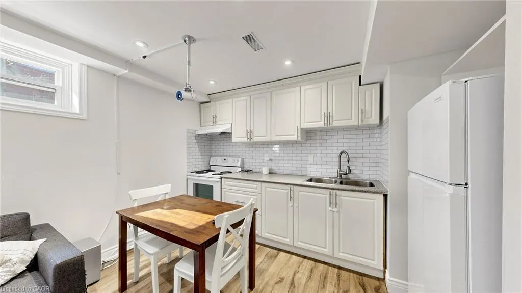 33 Neapolitan Drive