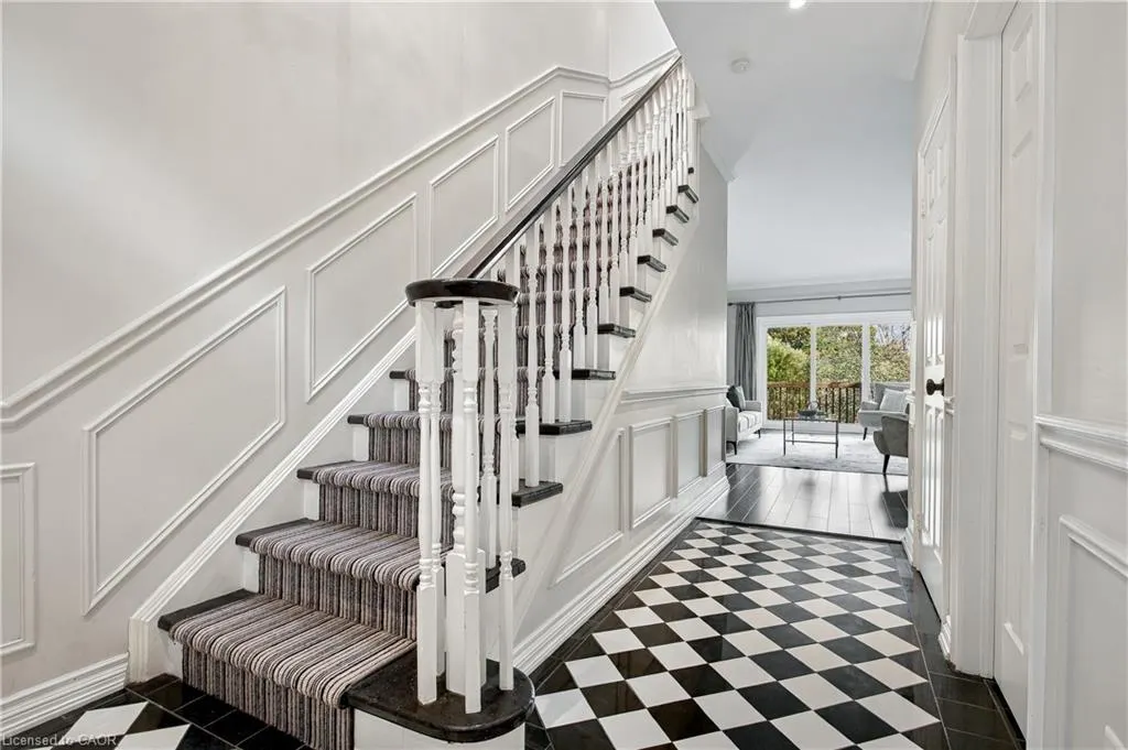 80 Fairwood Place W