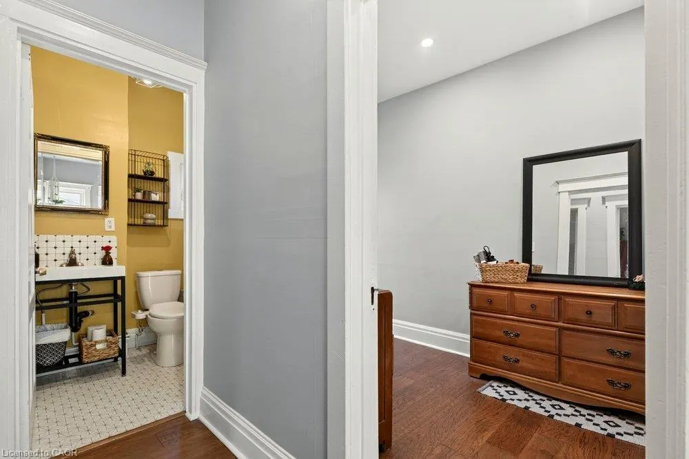 21 Bayfield Avenue