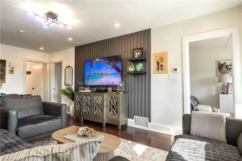 103 Tuxedo Avenue N