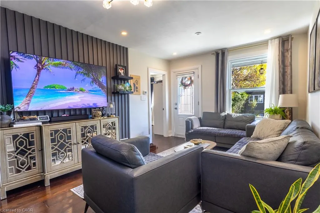 103 Tuxedo Avenue N