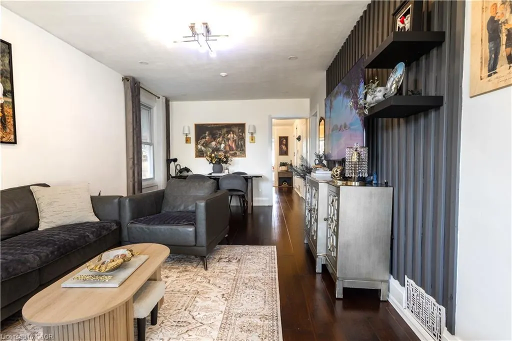 103 Tuxedo Avenue N