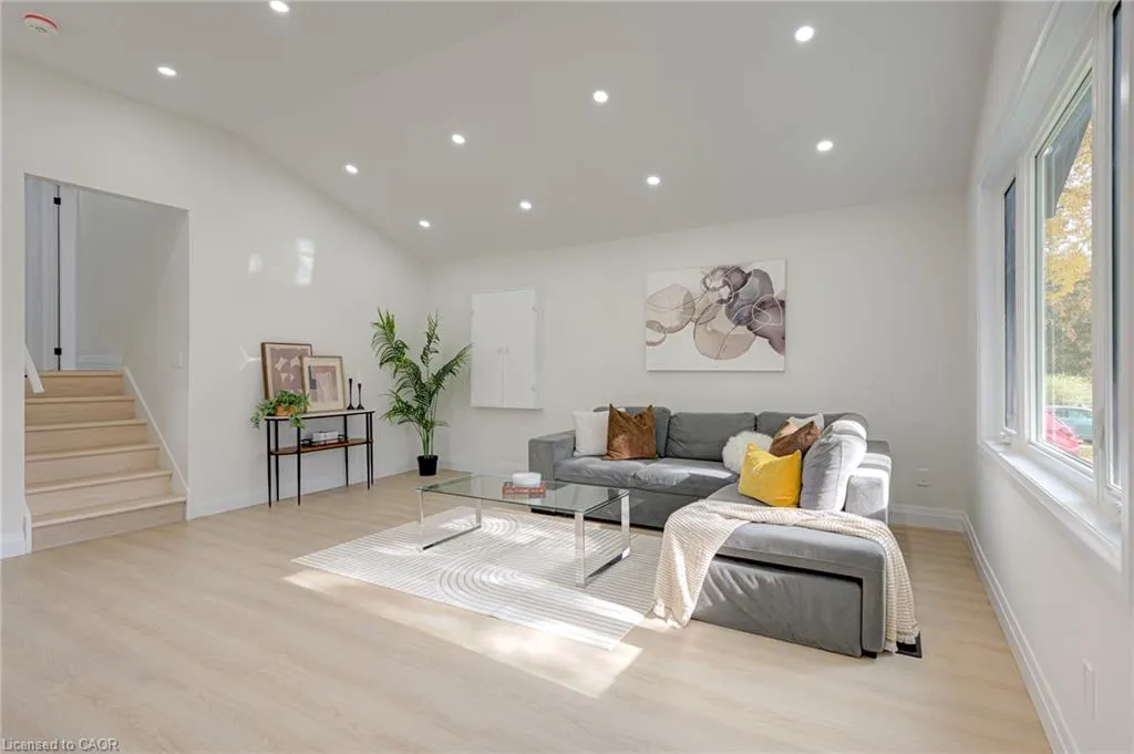 6 Hillside Drive
